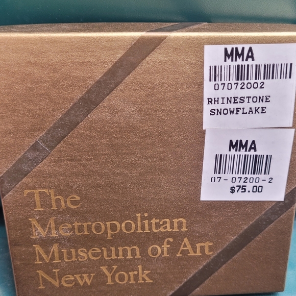 NEW NIB RHINESTONE SNOWFLAKE MUSEUM OF MODERN ART - Picture 2 of 3